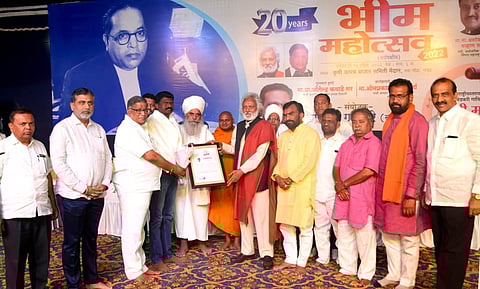 नांदेड येथील भीम महोत्सवात विवध क्षेत्रातील गुणवंतांचा मान्यवरांच्या हस्ते सन्मान करण्यात आला.