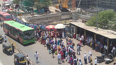 ३८ डिग्री तापमानात बस थांब्यांवर प्रवाशांची होरपळ: ऑन द स्पॉट