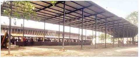 पुणे कृषी उत्पन्न बाजार समितीतील कांदा विभागात करण्यात आलेले गाळ्याचे पक्के बांधकाम.