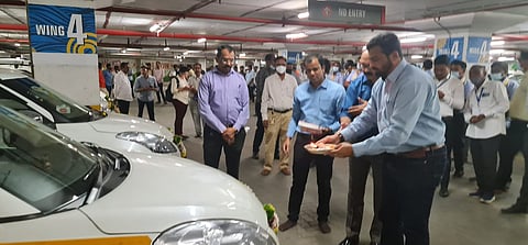 आपल्या वाहनाची मनोभावे पूजा करताना खासगी वाहतूकदार...