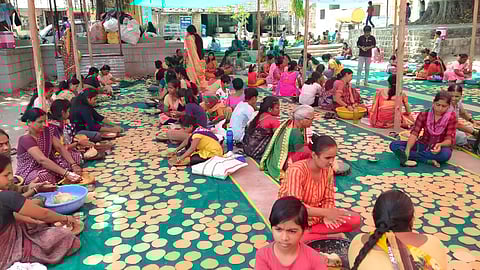 थोरांदळे येथे हनुमान जन्मोत्सवानिमित्त पुरी गुळवणीच्या महाप्रसादाची परंपरा आजही टिकून आहे. पुऱ्या लाटताना महिला