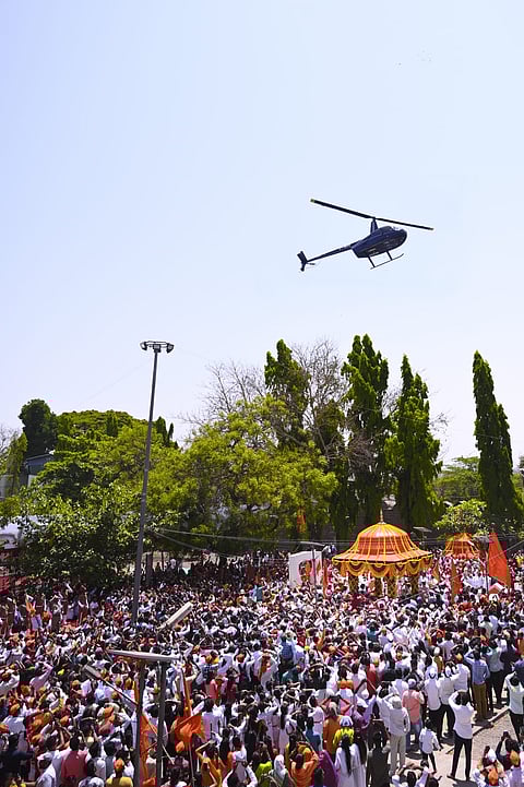 छत्रपती संभाजी महाराजांच्या समाधीस्थळावर हेलीकॉप्टर द्वारे पुष्पवृष्टी करण्यात आली.