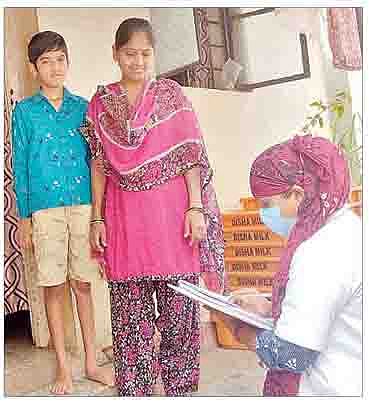 सिंहगड रस्त्यावरील समर्थनगर भागात कुटुंब सर्वेक्षण करताना एक परिचारिका.