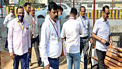 सातपूर : परिसरातील पाहणी करताना आयुक्त रमेश पवार व अधिकारी.