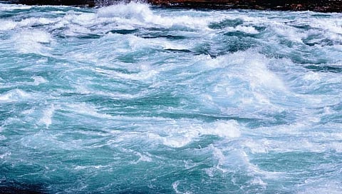 पाणी उन्हाळ्यात थंड अन् हिवाळ्यात का असते कोमट?