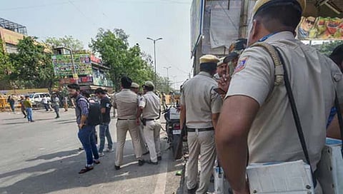 दिल्‍लीतील जहांगीरपुरी परिसरातील पाेलिस बंदाेबस्‍तात वाढ करण्‍यात आली आहे.