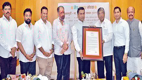 कोल्हापूर : गोव्याचे मुख्यमंत्री डॉ. प्रमोद सावंत यांचा त्यांच्या मित्रपरिवाराच्या वतीने भाजपचे प्रदेशाध्यक्ष चंद्रकांत पाटील यांच्या हस्ते व 
दै. ‘पुढारी’चे समूह संपादक डॉ. योगेश जाधव यांच्या प्रमुख उपस्थितीत सत्कार करण्यात आला. डावीकडून डॉ. संजय पाटील, राहुल आवाडे, समित कदम, आ. विनय कोरे, सुरेश खाडे. छाया ः पप्पू अत्तार)