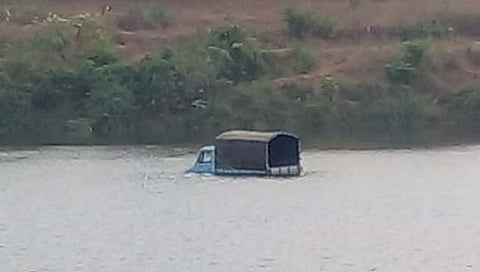 रत्नागिरी : जगबुडी नदीत टेम्पो बुडाला ; चालक सुखरूप