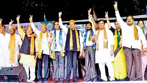 कोल्हापूर ः भाजपचे उमेदवार सत्यजित कदम यांच्या प्रचारासाठी आयोजित केलेल्या जाहीर सभेत विधानसभेतील विरोधी पक्षनेते देवेंद्र फडणवीस उपस्थितांना अभिवादन करताना. डावीकडून प्रकाश आवाडे, प्रवीण दरेकर, चंद्रकांत पाटील, सत्यजित कदम, रामदास आठवले, धनंजय महाडिक, चित्रा वाघ, सुरेश हाळवणकर, शौमिका महाडिक.