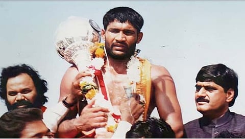 महाराष्ट्र केसरीस पै. संजय पाटील यांच्या स्मरणार्थ १ लाख