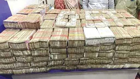 Mumbai : मुंबईत झवेरी बाजारात भिंतीत दडवलेले दहा कोटी रुपये जप्त