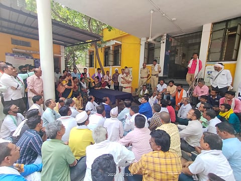 परळी : अमोल मिटकरींवर गुन्हा दाखल करा; आंदोलक तीव्र, पोलीस ठाण्यात मांडला ठिय्या