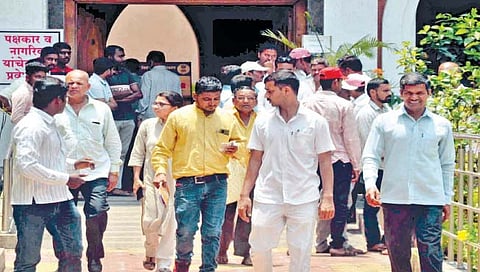 कोल्हापूर : खोची (हातकणंगले) येथील बालिकेवरील अत्याचार, खुनाच्या खटल्याच्या निकालासाठी ग्रामस्थांची मोठी गर्दी झाली होती.  