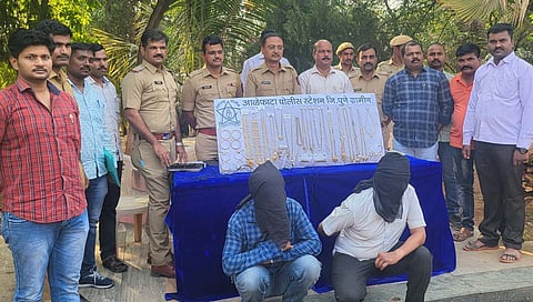 आळेफाटा पोलिसांनी जप्त केलेले ११४ तोळे सोने, आरोपी व तपास करणारे पोलीस पथक. 