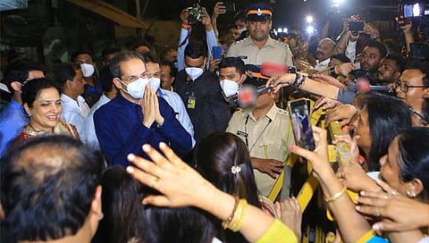 शिवसेनेने वाटले पेढे!, राणा दांपत्याने आंदोलन मागे घेताच आनंदोत्सव