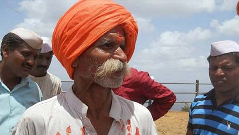 धोतर शीटमध्ये अडकल्याने संभाजी भिडे सायकलवरुन कोसळले; खुब्याला गंभीर दुखापत