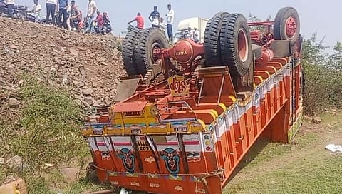 कोल्‍हापूर : पंचगंगा नदी जवळ ट्रक कोसळला