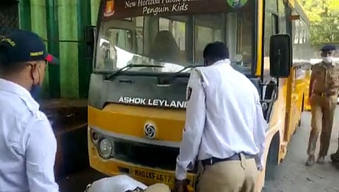 ठाणे : स्कूल बसला आग ; वाहतूक पोलिसांच्या प्रयत्नाने टळला अनर्थ