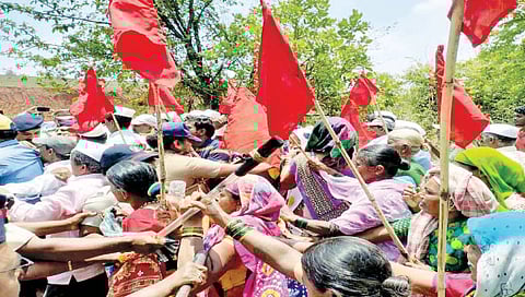 उचंगी ः धरणाच्या घळभरणीचे काम बंद पाडण्यासाठी जाताना धरणग्रस्त व पोलिसांत झालेली झटापट.