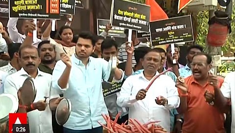 युवासेनेचे इंधन दरवाढीच्या निषेधार्थ ‘थाळी बजाओ’ आंदोलन