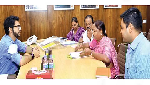 इगतपुरी : पर्यटनमंत्री आदित्य ठाकरे यांना वाड्या-पाड्यांबाबत माहिती देताना माजी आमदार निर्मला गावित, नयना गावित आदी.