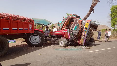 धुळे : आयशरची ट्रॅक्टरला धडक ; १० ऊसतोड मजुर जखमी