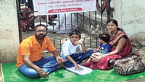 मालेगाव : ‘त्या’ आदेशाविरोधात पती-पत्नीचं आपल्या लेकरांसह धरणे आंदोलन