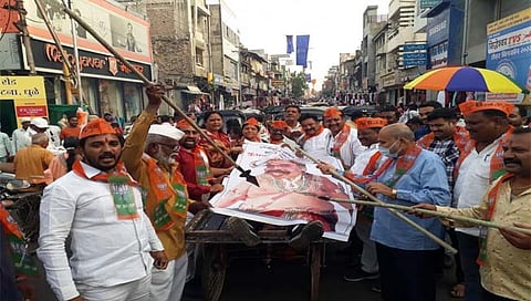 नाशिक : ओबीसी आरक्षणासाठी कुंभकर्णाच्या प्रतिमेला भाला टोचुन निदर्शने