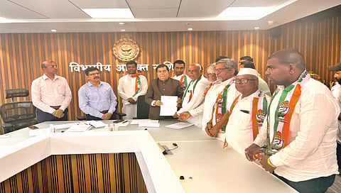 नाशिक : आरक्षणासंदर्भातील विविध मागण्यांचे निवेदन समर्पित आयोगाला देताना काँग्रेस ओबीसी विभागाचे पदाधिकारी.