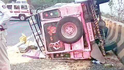 कसारा घाटात क्रूझर उलटली ; बालिका ठार