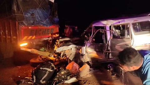 मुंबई-गोवा महामार्गावर खवटी नजीक क्वालिसची टेम्पोला धडक: १ ठार, ५ जखमी