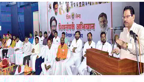 सिन्नर :  शिवसंपर्क अभियानातात बोलताना आमदार गजानन चव्हाण. समवेत माजी आमदार राजाभाऊ वाजे, युवा नेते उदय सांगळे, दीपक खुळे, ज्ञानेश्वर गाडे, किरण डगळे, गौरव घरटे, गणेश सानप आदी.