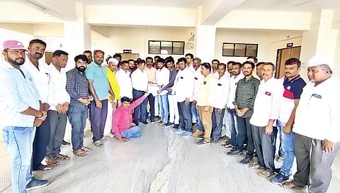 चांदवड : प्रांताधिकारी चंद्रशेखर देशमुख यांना निवेदन देताना प्रहार संघटनेचे सुरेश उशीर, गणेश निंबाळकर, प्रकाश चव्हाण, राम बोरसे, रेवन गांगुर्डे, समाधान पाटील आदी.  (छाया : सुनील थोरे)