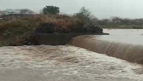 सांगली : खोजनवाडी (ता. जत) येथे झालेल्या पावसाने सिमेंट  बंधार्‍यावरून पाणी वाहत आहे.
