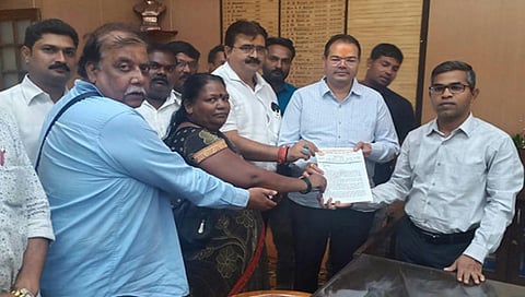 नाशिक : सिटीलिंक बससेवा शहर हद्दीपुरतीच ठेवा, श्रमिक सेना जिल्हाधिकाऱ्यांकडे