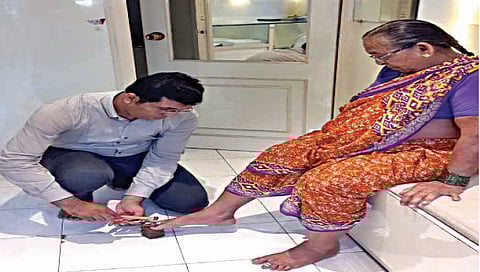 नाशिक : आपल्या आईला जोडवे घालून देण्यात आले.