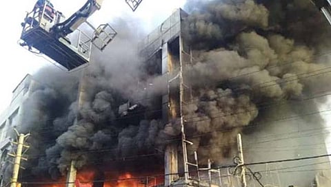 मुंडका अग्निकांडाची न्यायालयीन चौकशीचे आदेश, उपमुख्यमंत्र्यांकडून घटनास्थळाची पाहणी