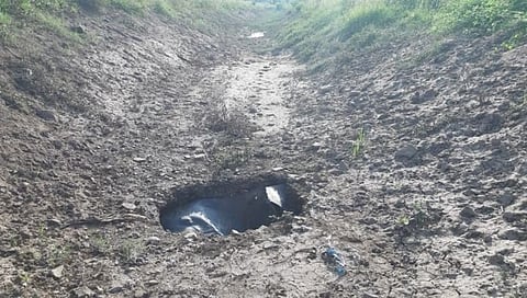 पुणे : चासकमान धरणाच्या उजव्या कालव्याच्या मध्यभागी भगदाड