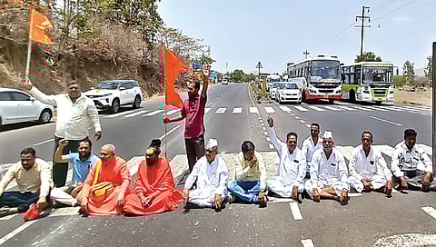 हनुमान जन्मस्थळ वाद : साधू-महंतांसह ग्रामस्थांचा रास्ता रोको, गोविंदानंदांचा रथ बंदोबस्तात नाशिककडे