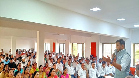 नाशिक : शिवसंपर्क अभियानासंदर्भात झालेल्या आढावा बैठकीस मार्गदर्शन करताना जिल्हा संपर्कप्रमुख भाऊसाहेब चौधरी. समवेत पक्षाचे पदाधिकारी व कार्यकर्ते.