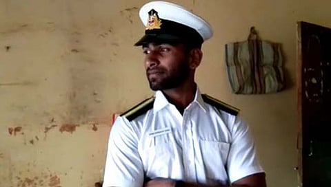 हमालाचा मुलगा बनला मर्चंटनेव्हीमध्ये अधिकारी