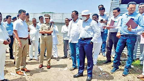 प्रथा परंपरा जपण्यासाठी काम करा