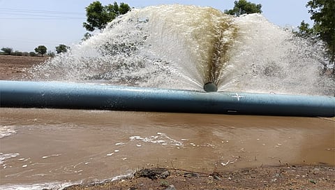 धुळे : तापी योजनेची जलवाहिनी फुटल्याने लाखो लिटर पाण्याची नासाडी होत आहे. (छाया: यशवंत हरणे)