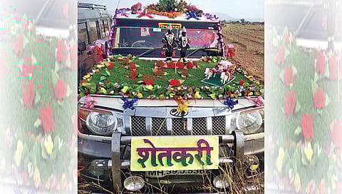 नाशिक : नवरदेवाच्या गाडीवर बळीराजाचा साज