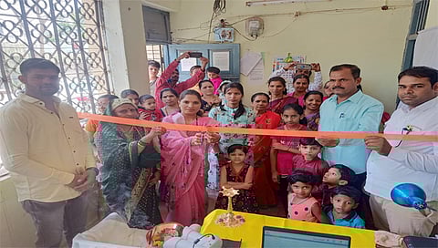 पिंपळनेर : बाल आधार केंद्राचे उद्घाटन करताना साक्री पंचायत समितीच्या सभापती प्रतिभा सूर्यवंशी. समवेत जि.प.सदस्या सुधामती गांगुर्डे. आदी. (छाया:अंबादास बेनुस्कर)