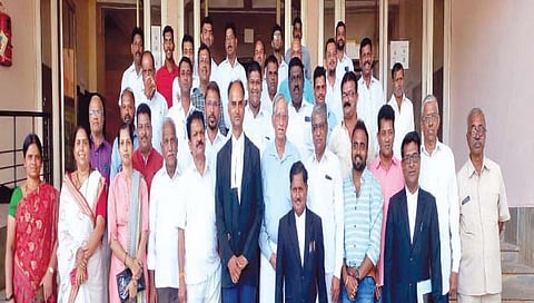 सीमाभागातील मराठी जनतेला मराठीतून सरकारी कागदपत्रे देण्यात यावीत, अशी मागणी करत जिल्हाधिकारी कार्यालयावर मोर्चा काढला.