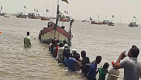 मांडवा जेट्टी येथे मच्छिमार बोट बुडाली ; उधाणाच्या भरतीचा तडाखा