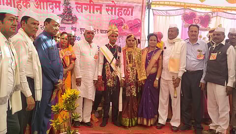 धुळ्यातील 14 जोडप्यांचा आदर्श ; पैसे वाचवून सामुदायिक विवाह