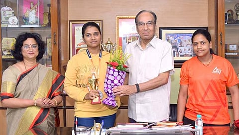 कोल्हापूर : गुजरातमधील बुद्धिबळ स्पर्धेत यश मिळवणाऱ्या मयुरी सावळकरचा सत्कार