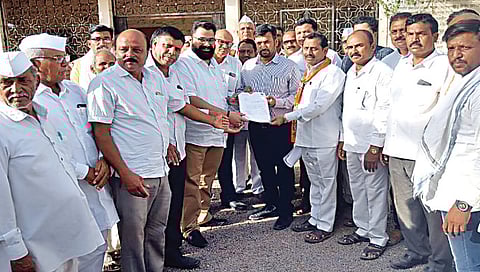 मालेगाव : ओबीसींच्या राजकीय आरक्षणाच्या समर्थनार्थ अपर जिल्हाधिकारी कार्यालयाला निवेदन देताना भाजपचे शिष्टमंडळ.